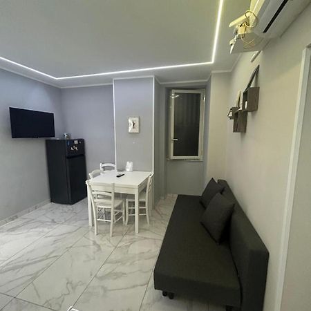 Casa Vacanze Qs 10 Apartment เนเปิลส์ ภายนอก รูปภาพ