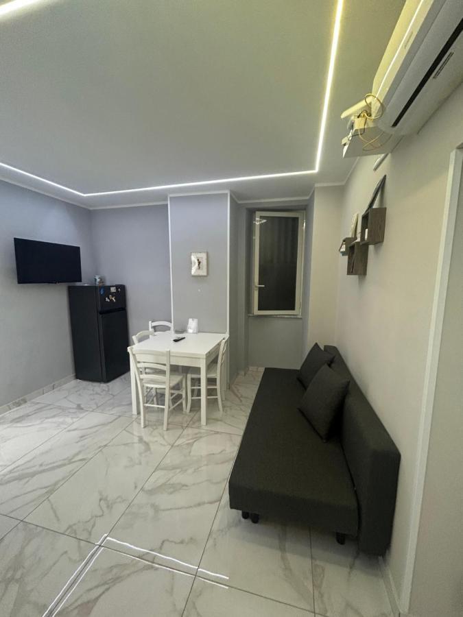 Casa Vacanze Qs 10 Apartment เนเปิลส์ ภายนอก รูปภาพ